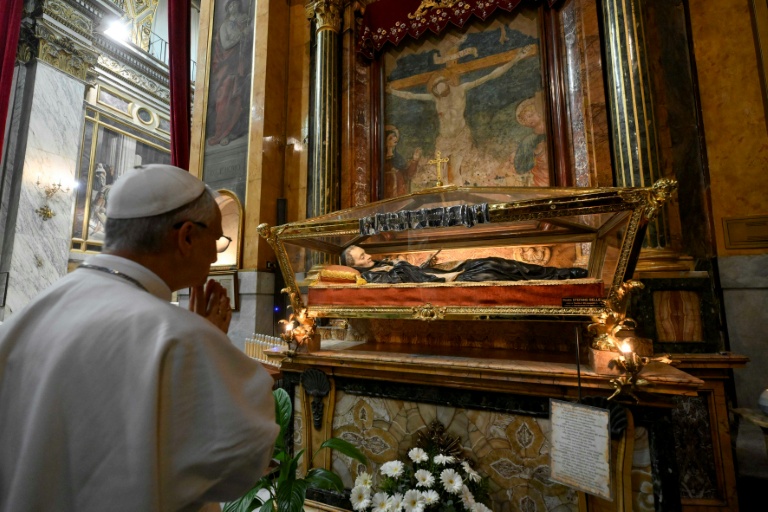 Le pape Léon XIV effectue une visite privée dans le sanctuaire augustinien Notre-Dame-du-Bon-Conseil de Genazzano, près de Rome, le 10 mai 2025
