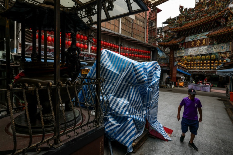Des statues du temple Dianji à Keelung (nord de Taïwan) ont été recouvertes pour les protéger du typhon à le 10 juillet 2026