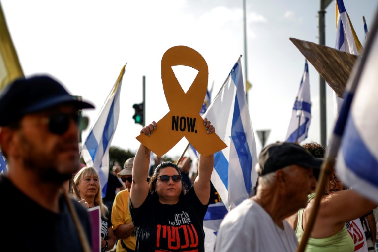 Des Israéliens manifestent près de Kiryat Shmona, dans le nord du pays, pour exiger du gouvernement un accord garantissant la libération des otages retenus à Gaza, le 17 août 2025