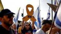 Des Israéliens manifestent près de Kiryat Shmona, dans le nord du pays, pour exiger du gouvernement un accord garantissant la libération des otages retenus à Gaza, le 17 août 2025