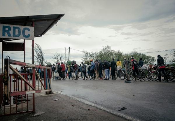 Des Burundais déplacés par les combats font la queue avec leurs biens pour tenter de passer au Burundi suite à la fermeture de la frontière entre la République démocratique du Congo et le Burundi, au poste-frontière de Kavimvira (RDC) le 14 décembre 2025