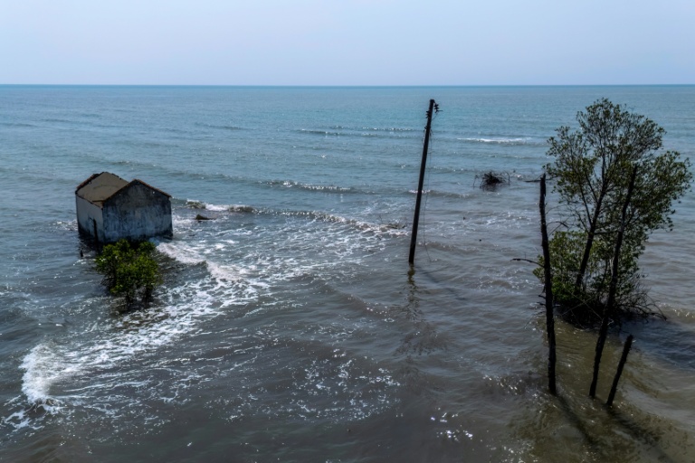 Vue aérienne d'une maison abandonnée et partiellement submergée en raison de marées hautes plus importantes dans le village de Semonet, à Pekalongan, sur l'île de Java en Indonésie le 29 juillet 2025