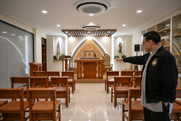 Le père José Francisco Syquia montre la chapelle du Centre Saint-Michel pour la libération spirituelle et l'exorcisme, le 18 juillet 2026 à Manille