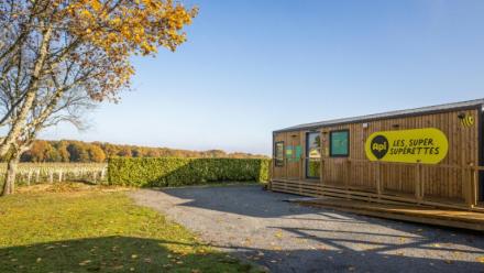 Une supérette Api en libre-service sans caissier, ouverte tous les jours, installée dans un préfabriqué en bois à Claix, le 1er décembre 2022 en Charente