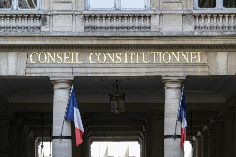 Le président du Conseil constitutionnel Richard Ferrand a balayé la proposition phare de Marine Le Pen, réviser la Constitution par référendum en contournant le Parlement