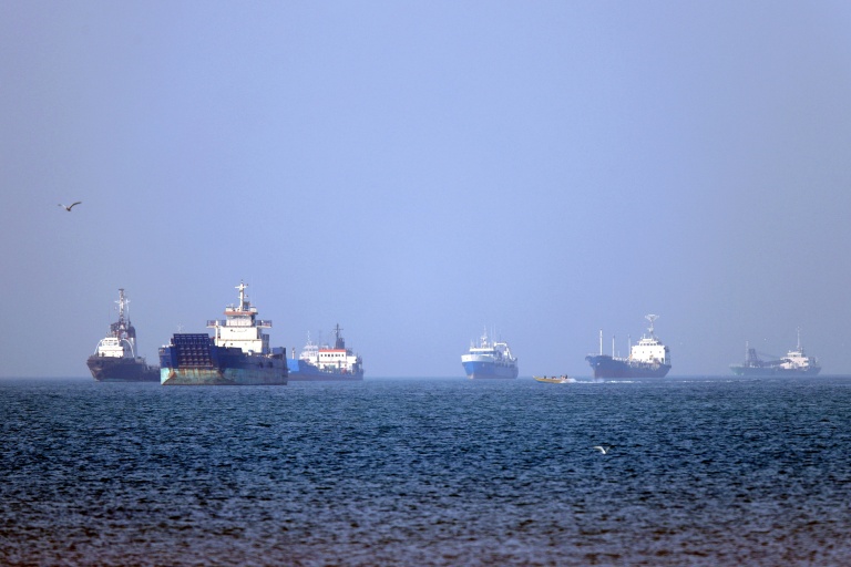 Photo fournie par l'agence iranienne Isna le 4 mai 2026, montrant des bateaux coincés dans le détroit d'Ormuz au large de Bandar Abbas, dans le sud de l'Iran