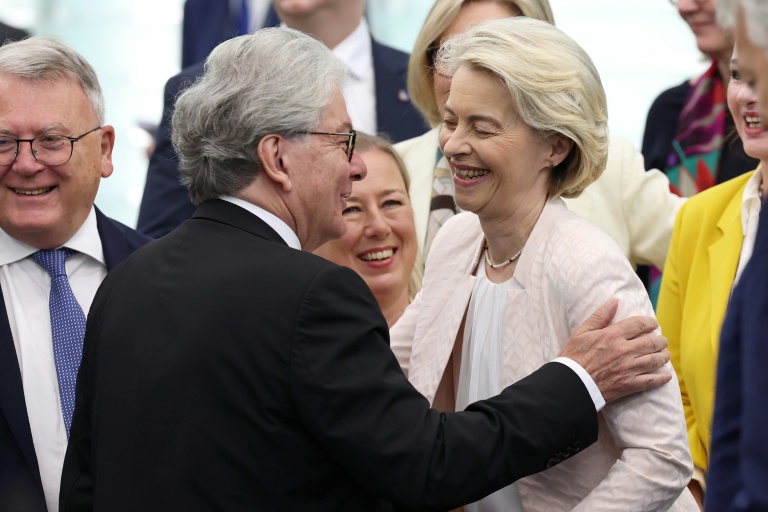 Ursula von der Leyen (d), candidate à un second mandat de présidente de la Commission européennen et le commissaire européen au marché intérieur Thierry Breton, le 18 juillet 2024 à Strasbourg