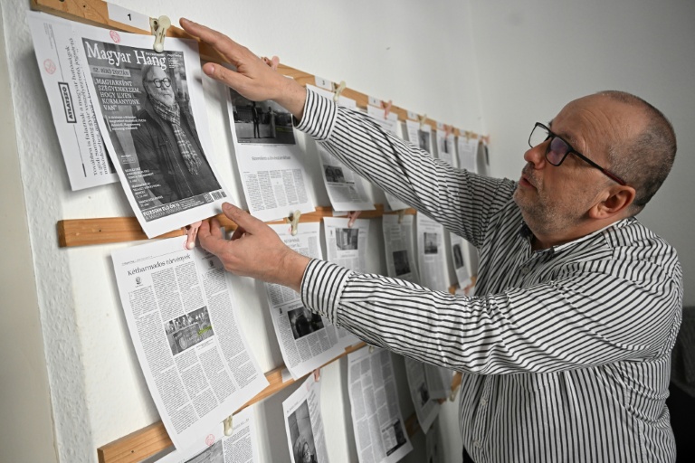 Le directeur général Csaba Lukacs dans les locaux de l'hebdomadaire indépendant hongrois 