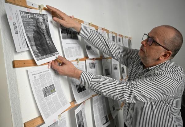 Le directeur général Csaba Lukacs dans les locaux de l'hebdomadaire indépendant hongrois "Magyar Hang" (La Voix hongroise), le 18 mars 2026 à Budapest, en Hongrie