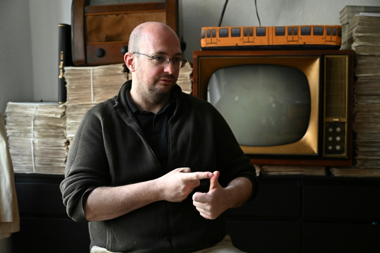 Le rédacteur en chef de l'hebdomadaire Magyar Hang, Zsombor Gyorgy, lors d'un entretien avec l'AFP, le 18 mars 2026 à Budapest, en Hongrie