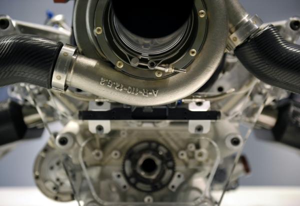 Photo d'archives d'un moteur de Formule 1 fabriqué par l'usine Renault Alpine de Viry Chatillon, le 18 décembre 2014
