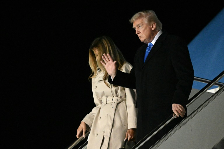Le président des Etats-Unis Donald Trump et son épouse Melania descendent de l'avion présidentiel Air Force One à leur arrivée à Rome le 25 avril 2025 à la veille des funérailles du pape François