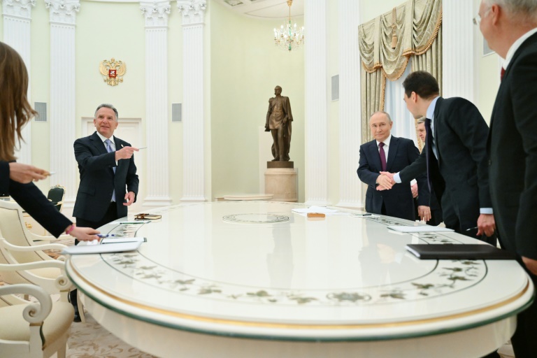 Le président russe Vladimir Poutine (4e d) et l'émissaire américain Steve Witkoff (g), le 25 avril 2025 à Moscou