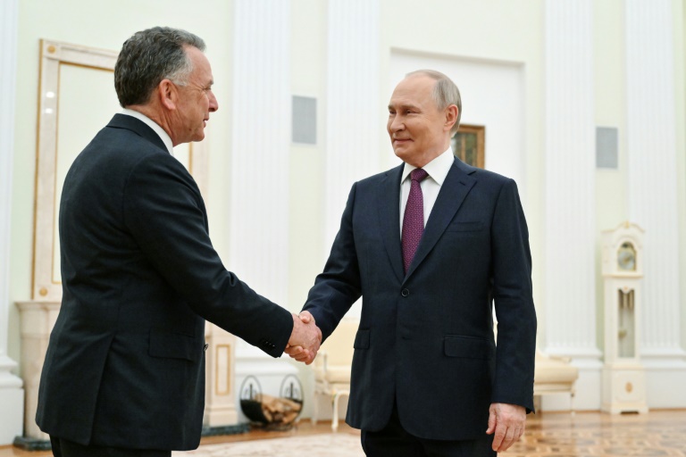 Le président russe Vladimir Poutine (d) et l'émissaire américain Steve Witkoff, le 25 avril 2025 à Moscou