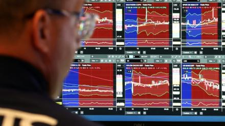 Un trader devant ses écrans à la Bourse de New York, le 16 avril 2026