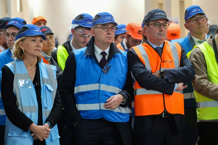 Valerie Pecresse, présidente d'Ile de France Mobilités (IDFM) (G), Xavier Piechaczyk, PDG de la RATP (centre), et Martin Sion, directeur général d'Alstom (D) lors du baptème du premier train MI20 dansl'usine Alstom de Crespin (Nord), le 7 mai 2026
