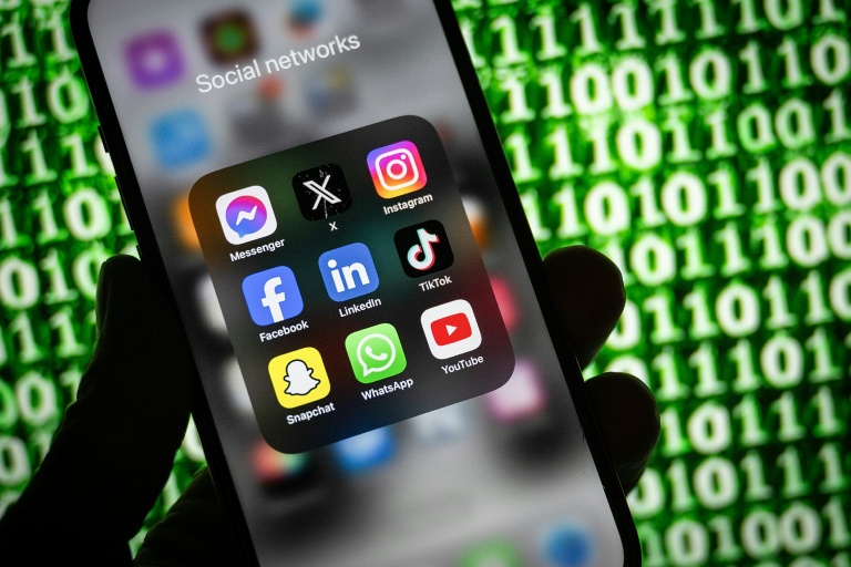 Le public au niveau mondial s'informe désormais davantage sur Facebook, YouTube ou TikTok que via les médias traditionnels