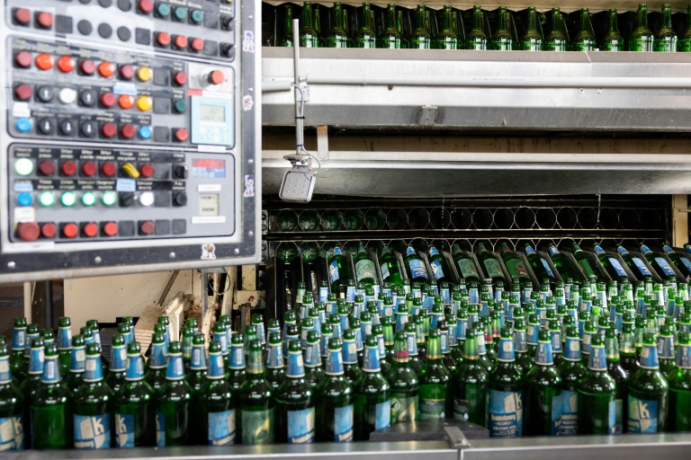 Des bouteilles de bière vides sont lavées avant d'être réemployées à la brasserie Meteor à Hochfelden, près de Strasbourg, le 25 mars 2025