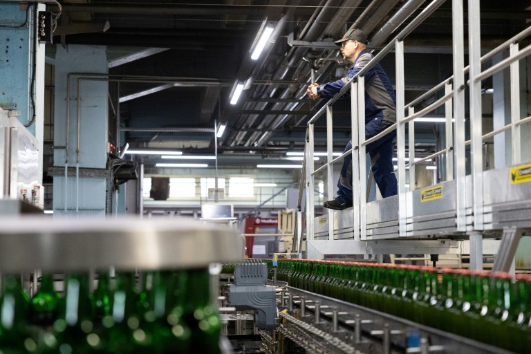 Un employé de la brasserie Meteor à Hochfelden, près de Strasbourg, surveille la chaîne d'embouteillage le 25 mars 2025