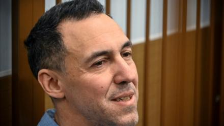 Le chercheur français Laurent Vinatier, dans le box des accusés lors d'une audience devant un tribunal de Moscou, le 14 octobre 2024