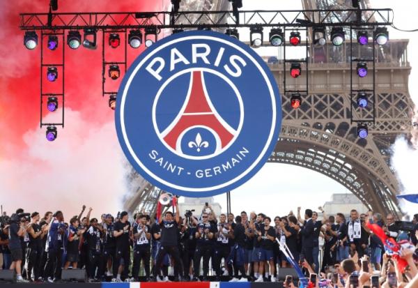 Les joueurs du Paris Saint-Germain dont leur capitaine Marquinhos, qui soulève la coupe en centre, accueilli en héros au Champ-de-Mars, le 31 mai 2026