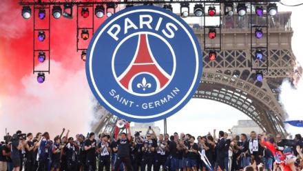 Les joueurs du Paris Saint-Germain dont leur capitaine Marquinhos, qui soulève la coupe en centre, accueilli en héros au Champ-de-Mars, le 31 mai 2026