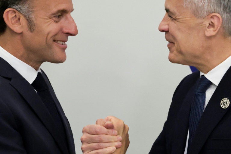 Le président français Emmanuel Macron et le Premier ministre canadien Mark Carney lors du 8ème sommet de la Communauté politique européenne le 4 mai 2026 à Erevan