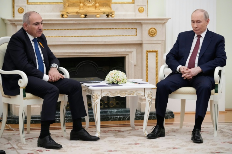 Le président russe Vladimir Poutine et le Premier ministre arménien Nikol Pachinian le 1er avril 2026 à Moscou