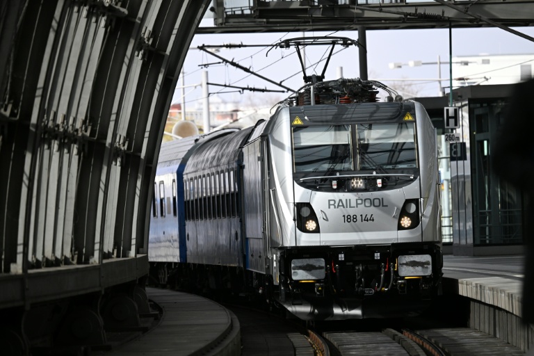 Le premier train de nuit européen Sleeper reliant Paris à Berlin arrive à la gare de Berlin, le 27 mars 2026 en Allemagne