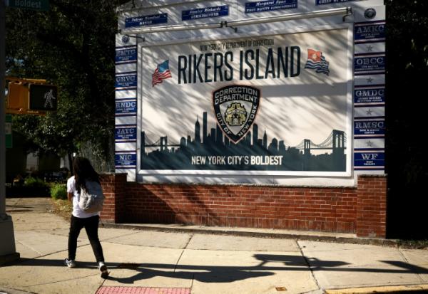 Un panneau marquant l'entrée du centre de détention de Rikers Island, dans le Queens, à New York, le 5 octobre 2026