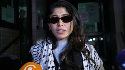 Image tirée d'une vidéo d'AFPTV montrant l'eurodéputée LFI Rima Hassan s'adressant aux journalistes après sa libération de garde à vue à Paris, le 2 avril 2026