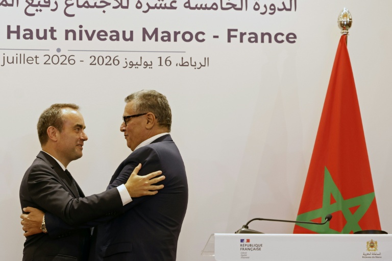 Le Premier ministre français Sébastien Lecornu (g) et son homologue marocain Aziz Akhannouch se donnent une accolade à l'issue d'une conférence de presse au ministère des Affaires étrangères à Rabat, le 16 juillet 2026 au Maroc