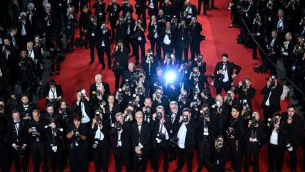Des photographes en action après la projection du film "Eddington" lors du 78e Festival de Cannes,  le 16 mai 2025