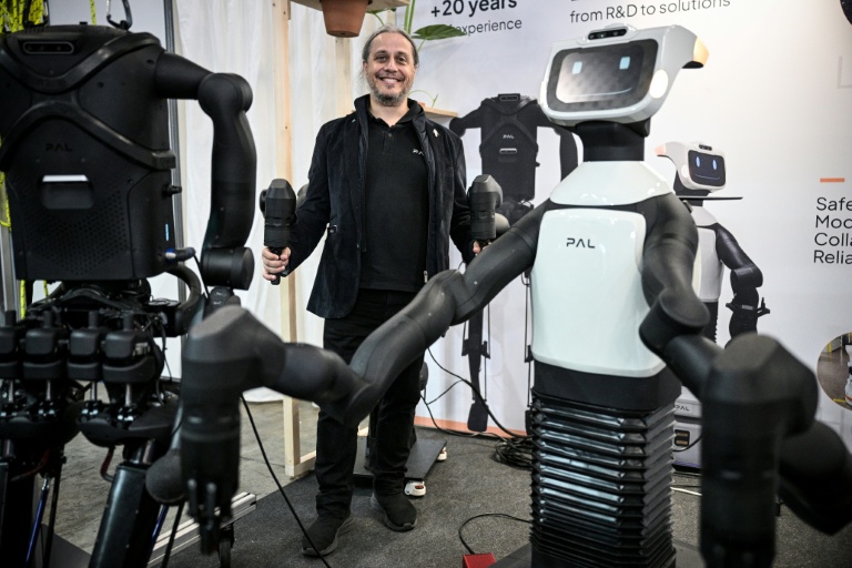 Francesco Ferro, PDG de PAL Robotics, pose aux côtés de robots lors du salon VivaTech, le 17 juin 2026 à Paris