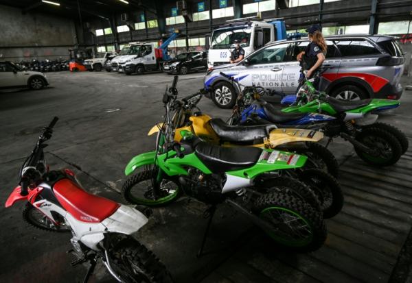 Des policiers se tiennent près de motos saisies après des rodéos urbains, le 13 juillet 2021 à Lyon 
