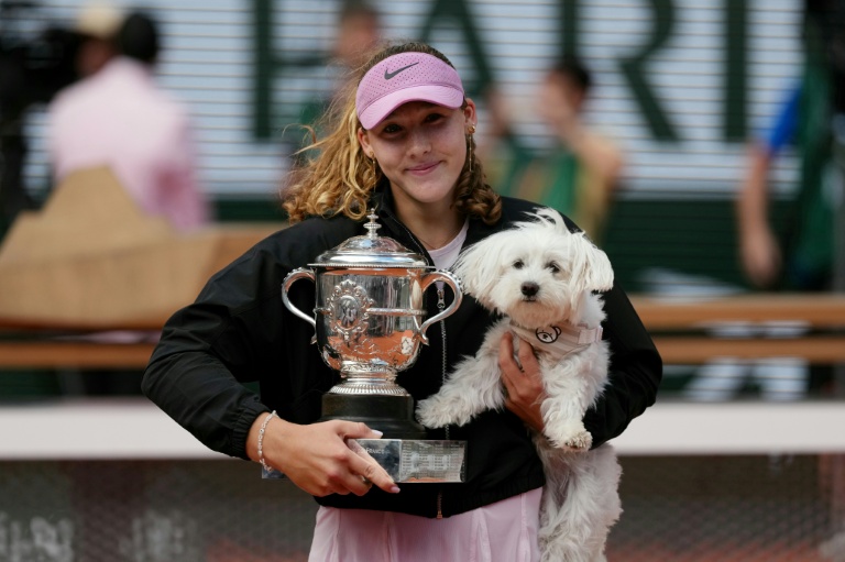 La Russe Mirra Andreeva pose avec son trophée de Roland-Garros et son chien, le 6 juin 2026