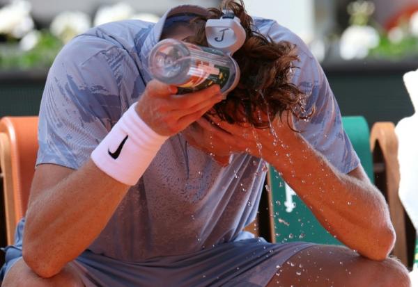 Jannik Sinner, N.1 mondial, pendant un changement de côté au 2e tour de Roland-Garros le 28 mai 2026 à Paris