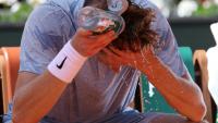 Jannik Sinner, N.1 mondial, pendant un changement de côté au 2e tour de Roland-Garros le 28 mai 2026 à Paris