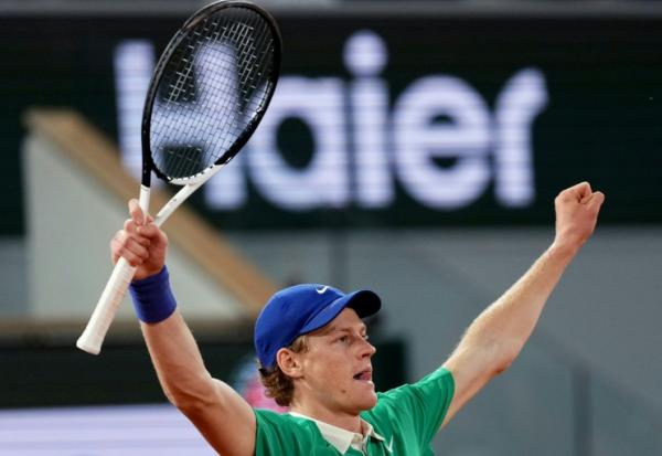 L'Italien Jannik Sinner célèbre sa victoire en demi-finale du simple messieurs contre le Serbe Novak Djokovic lors des Internationaux de France de tennis, à Paris, le 6 juin 2025