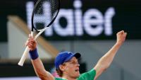 L'Italien Jannik Sinner célèbre sa victoire en demi-finale du simple messieurs contre le Serbe Novak Djokovic lors des Internationaux de France de tennis, à Paris, le 6 juin 2025