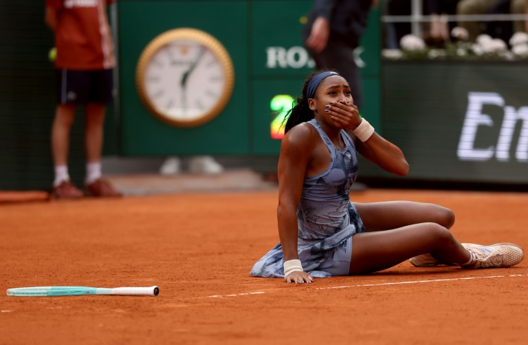 Coco Gauff submergée par l'émotion après sa balle de match victorieuse samedi en finale de Roland-Garros contre Aryna Sabalenka