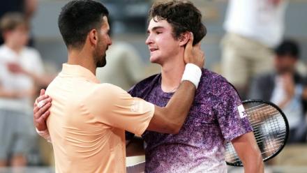 Novak Djokovic salue le Brésilien Joao Fonseca, tombeur du Serbe à Roland-Garros, le 29 mai 2026