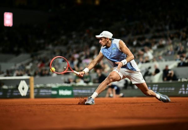 L'Italien Matteo Arnaldi en quart de finale de Roland-Garros contre son compatriote Matteo Berrettini le 3 juin 2026 à Paris