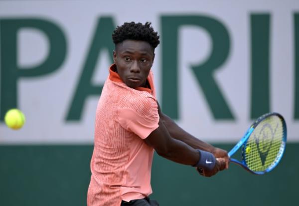 Le Français Moïse Kouame renvoie un revers au Polonais Tomasz Berkieta lors de leur quart de finale du simple junior masculin de Roland-Garros, le 6 juin 2024à Paris