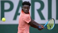 Le Français Moïse Kouame renvoie un revers au Polonais Tomasz Berkieta lors de leur quart de finale du simple junior masculin de Roland-Garros, le 6 juin 2024à Paris