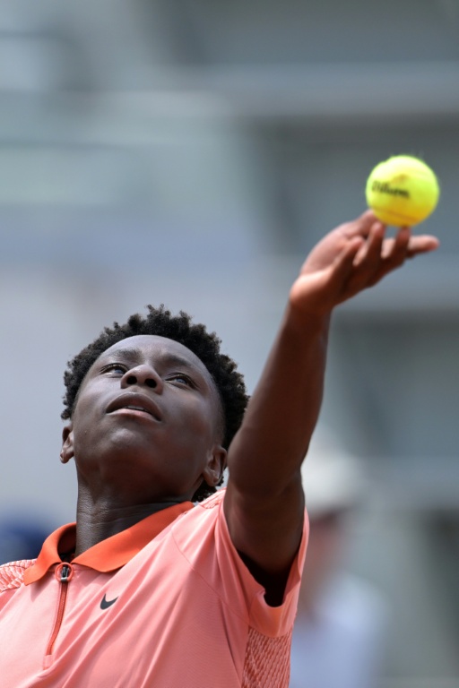 Le Français Moïse Kouame sert face au Polonais Tomasz Berkieta lors de leur quart de finale du simple junior masculin de Roland-Garros, le 6 juin 2024 à Paris