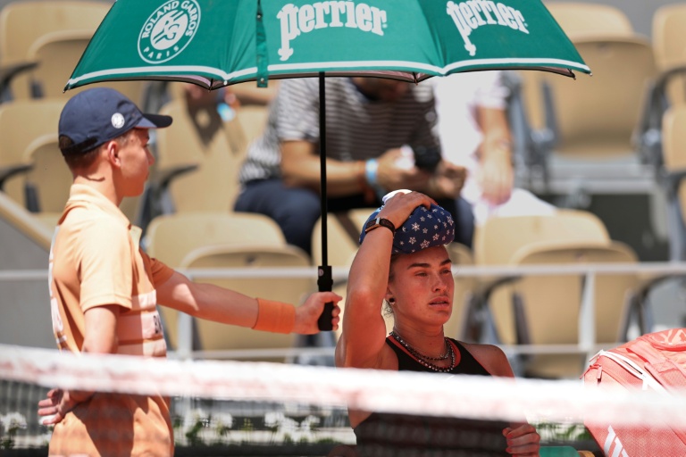 La Bélarusse Aryna Sabalenka entre deux jeux, sous un soleil  de plomb, le 26 mai 2026 à Roland-Garros