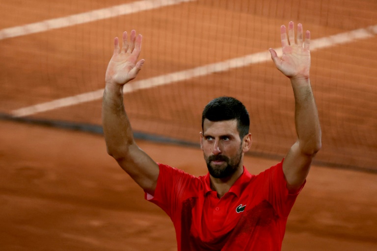 Novak Djokovic salue le public après son élimination en demi-finale de Roland-Garros, le 6 juin 2025