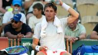 Le Norvégien Casper Ruud tente de se rafraîchir entre deux jeux pendant son match contre Roman Safiullin, lors de la deuxième journée de Roland-Garros, à Paris, le 25 mai 2026