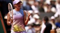 La Polonaise Iga Swiatek s'est qualifiée pour les demi-finales de Roland-Garros en battant l'Ukrainienne Elina Svitolina le 3 juin 2025
